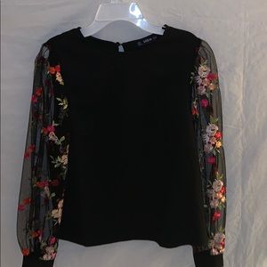 NWOT embroidered sleeve blouse